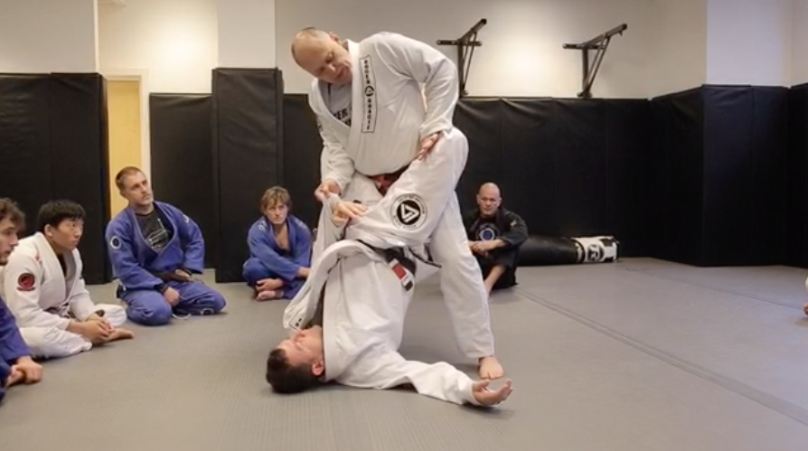 Standing Guard Pass – Mauricio Gomes BJJ