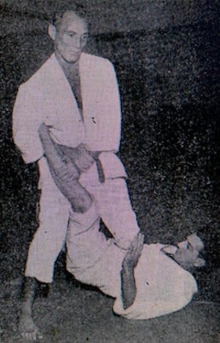 Helio Gracie grappling with Sylvio Gomes in the 1950s